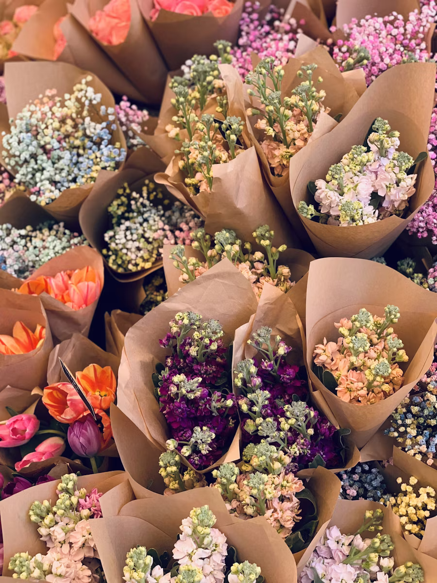 Étalage de bouquets emballés dans du papier kraft à la boutique, vu en plongée
