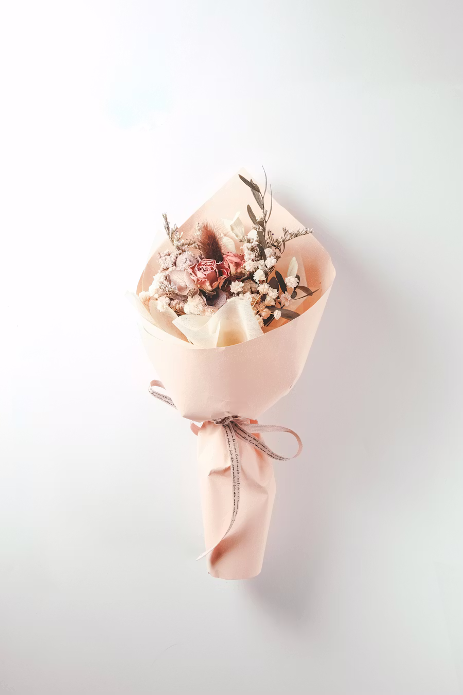 Petit bouquet d'hiver tons rose poudré, fleurs sèches et branches