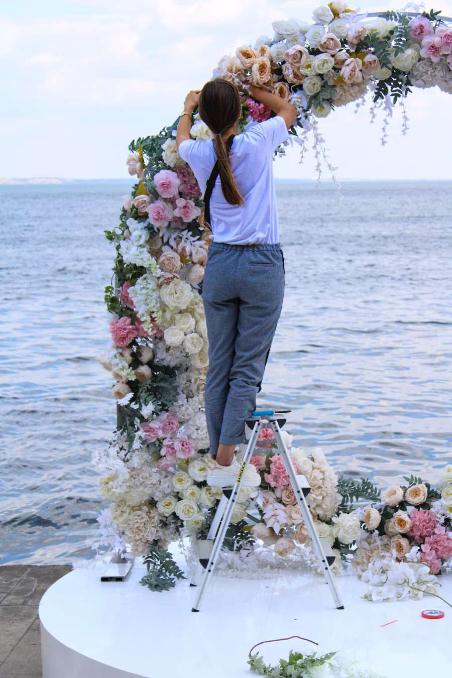 Installation d'une arche florale au bord de l'eau, vue en cours de chantier